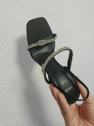 Sandalias negras con pedrería