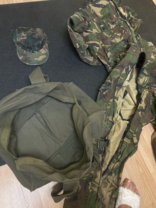 Mono camuflaje con bolsa