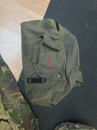 Mono camuflaje con bolsa