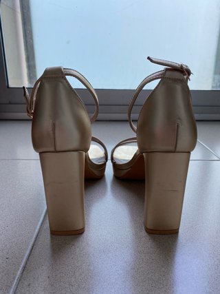 Zapatos dorados de tacón