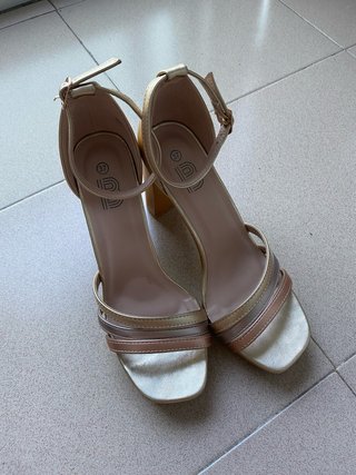 Zapatos dorados de tacón