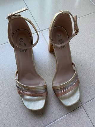 Zapatos dorados de tacón