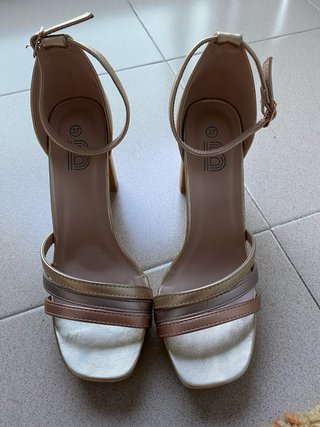 Zapatos dorados de tacón