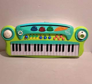 Piano de juguete con pie y asiento