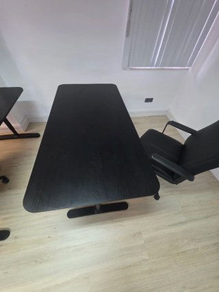 Mesa de oficina o PC negra