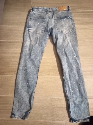 Jeans juveniles rotos con salpicaduras