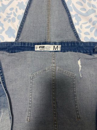 Peto vaquero shorts desgastado.