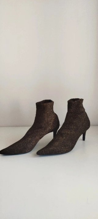 Botines brillantes negros y dorados