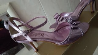 Sandalias tacón tiras violeta ,solo 1 puesta