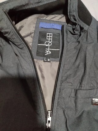 Chaqueta gris con cremallera