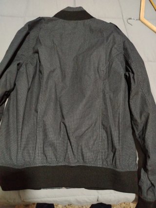 Chaqueta gris con cremallera
