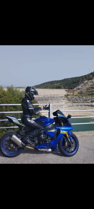 Yamaha R1 Azul y Plata