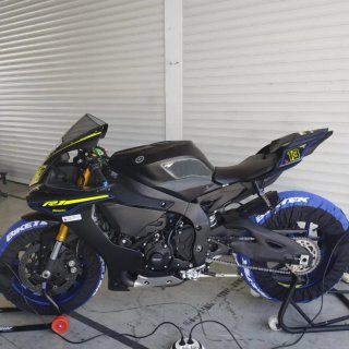 Yamaha R1 Azul y Plata
