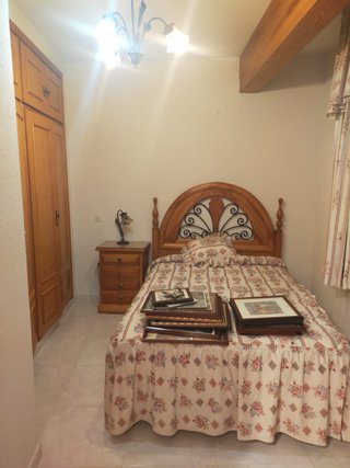 Dormitorio rústico madera: Cama + Mesilla