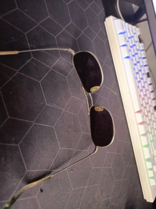 Gafas de sol marrones y doradas