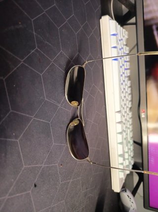 Gafas de sol marrones y doradas