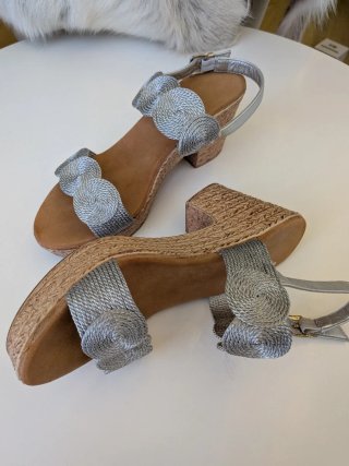 Sandalias Plateadas con Tiras Trenzadas