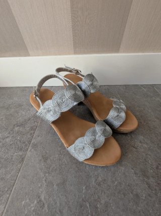 Sandalias Plateadas con Tiras Trenzadas