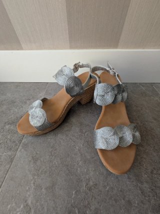 Sandalias Plateadas con Tiras Trenzadas