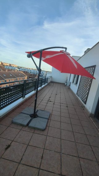 Sombrilla de jardín roja con base de cemento
