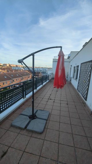 Sombrilla de jardín roja con base de cemento