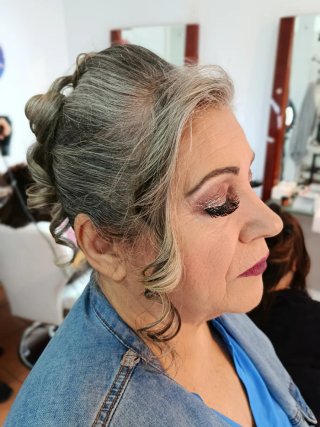 Busco chic@ para MANICURISTA, peluquería, estética