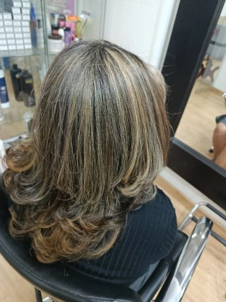 Busco chic@ para MANICURISTA, peluquería, estética
