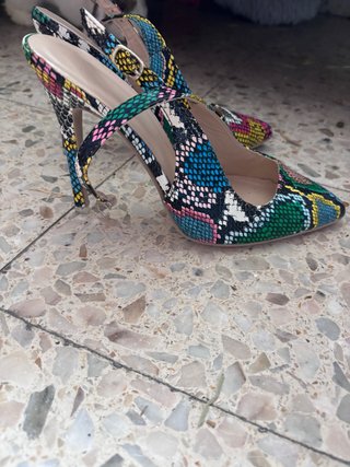 Tacones multicolor con estampado de serpiente