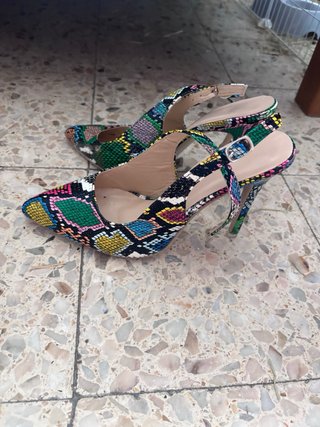 Tacones multicolor con estampado de serpiente