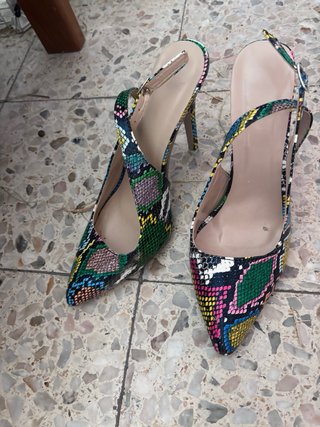 Tacones multicolor con estampado de serpiente