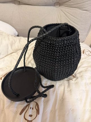 Bolso negro tipo cesta, cubo, cuero