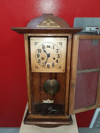 Reloj de pared antiguo de madera
