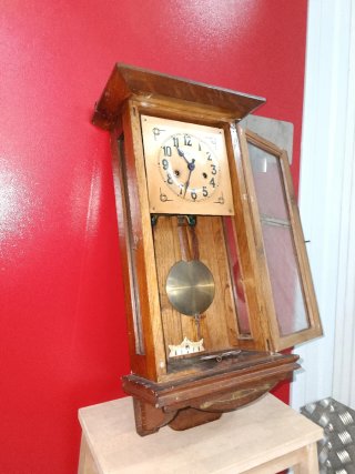 Reloj de pared antiguo de madera