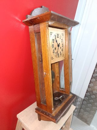 Reloj de pared antiguo de madera