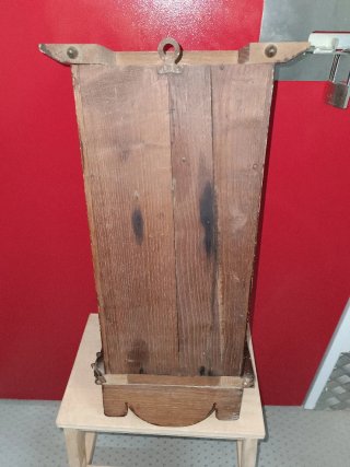 Reloj de pared antiguo de madera