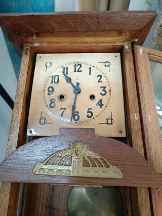 Reloj de pared antiguo de madera