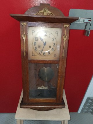 Reloj de pared antiguo de madera