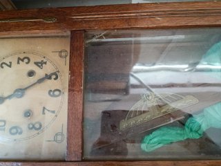 Reloj de pared antiguo de madera