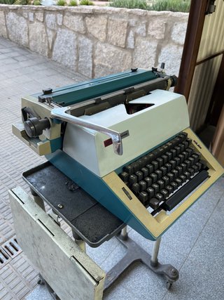 Máquina de escribir Daro-Optima antigua