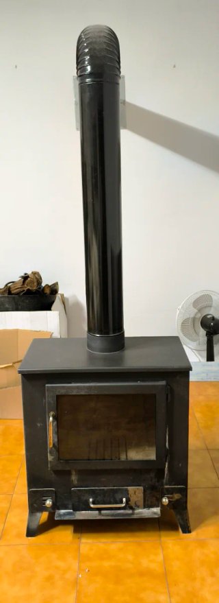 Estufa de leña negra con puerta de cristal
