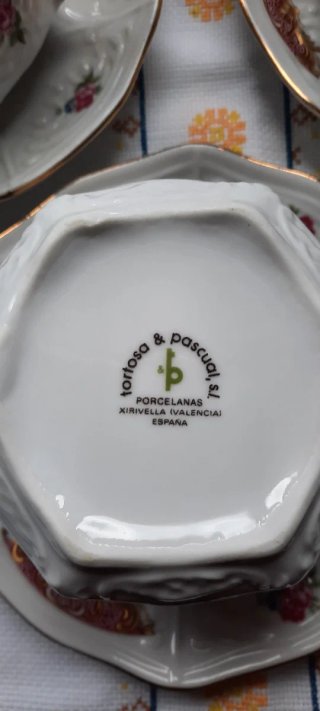 Juego de café de porcelana con detalles dorados
