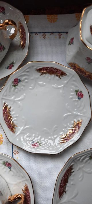 Juego de café de porcelana con detalles dorados
