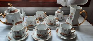 Juego de café de porcelana con detalles dorados