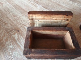 Carreta de madera con baúl y ruedas