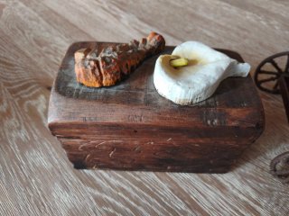 Carreta de madera con baúl y ruedas