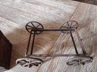 Carreta de madera con baúl y ruedas