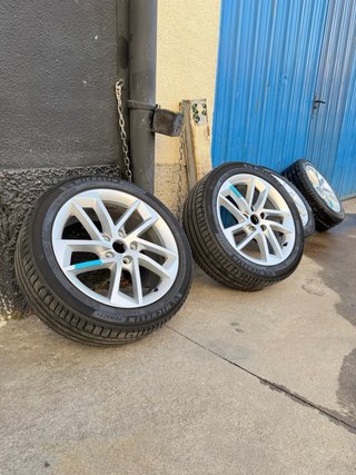 Llantas 17” con neumáticos