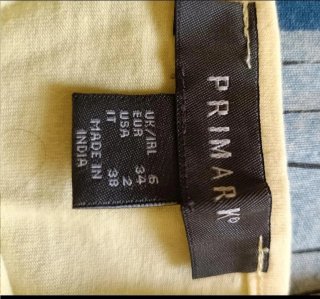 Top corto amarillo con encaje