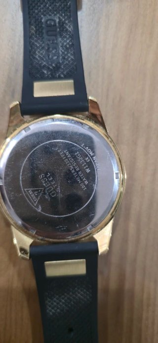 Reloj Guess Dorado y Negro con Bisel Brillante