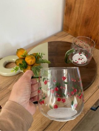 Tazas de cristal con cerezas